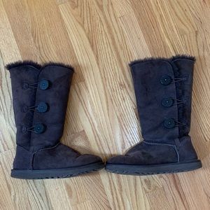 Ugg Bailey Button Tall - Chocolate Brown